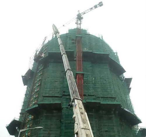 浪卡子吊车在工地上作业